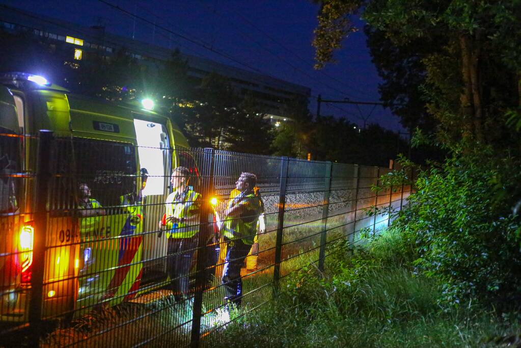 Persoon zwaargewond aangetroffen naast spoor