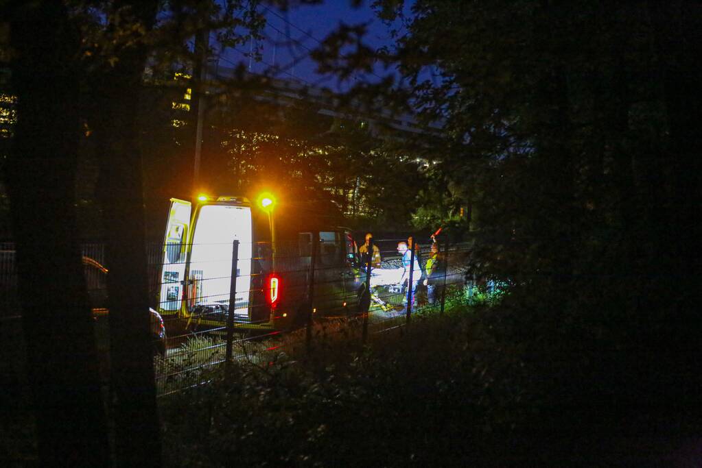 Persoon zwaargewond aangetroffen naast spoor