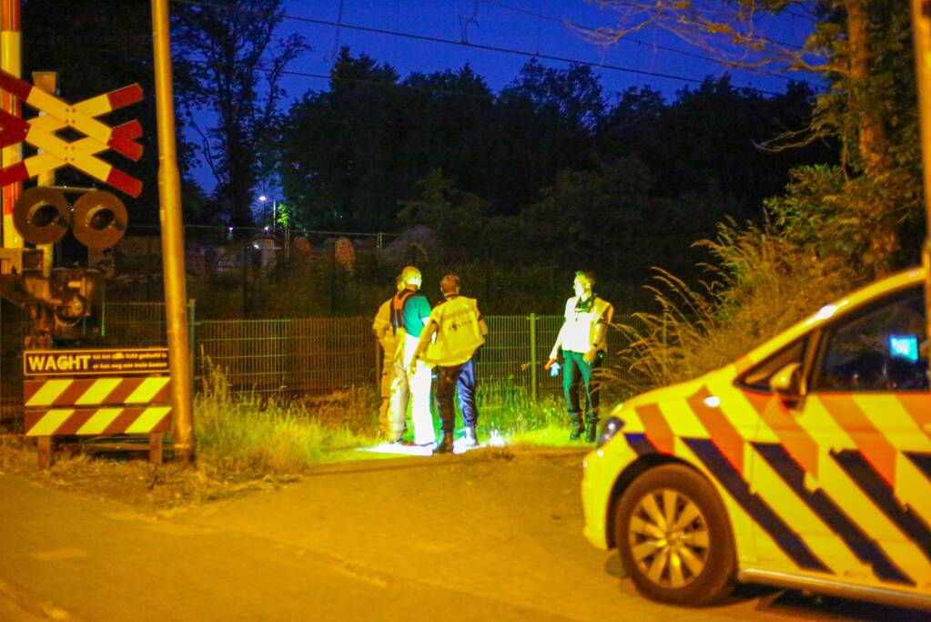 Persoon zwaargewond aangetroffen naast spoor