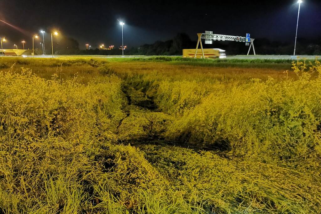 Personenauto belandt in berm bij nemen afrit
