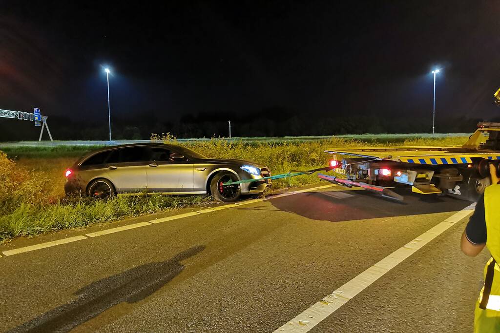Personenauto belandt in berm bij nemen afrit