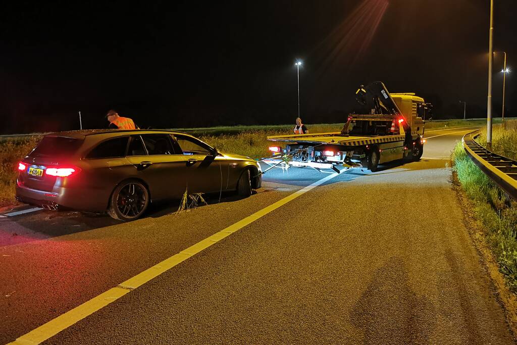 Personenauto belandt in berm bij nemen afrit