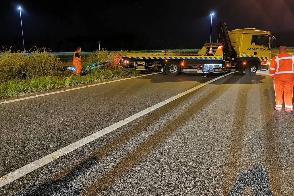 Personenauto belandt in berm bij nemen afrit