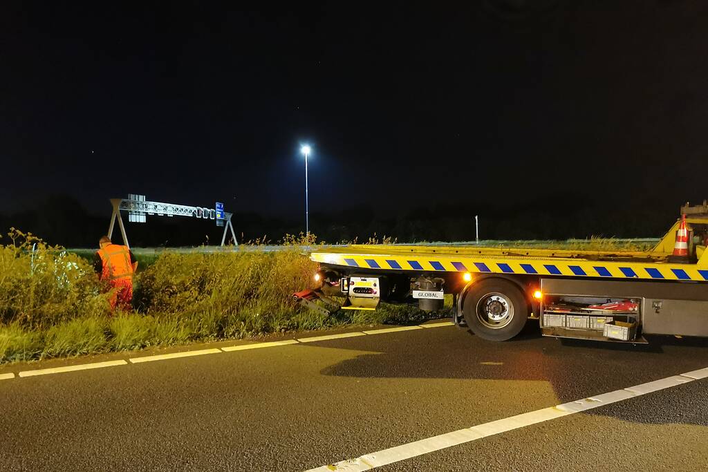 Personenauto belandt in berm bij nemen afrit