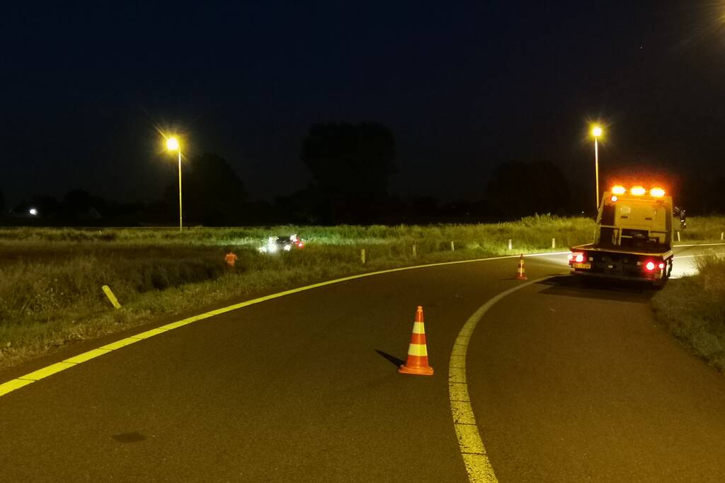 Personenauto belandt in berm bij nemen afrit