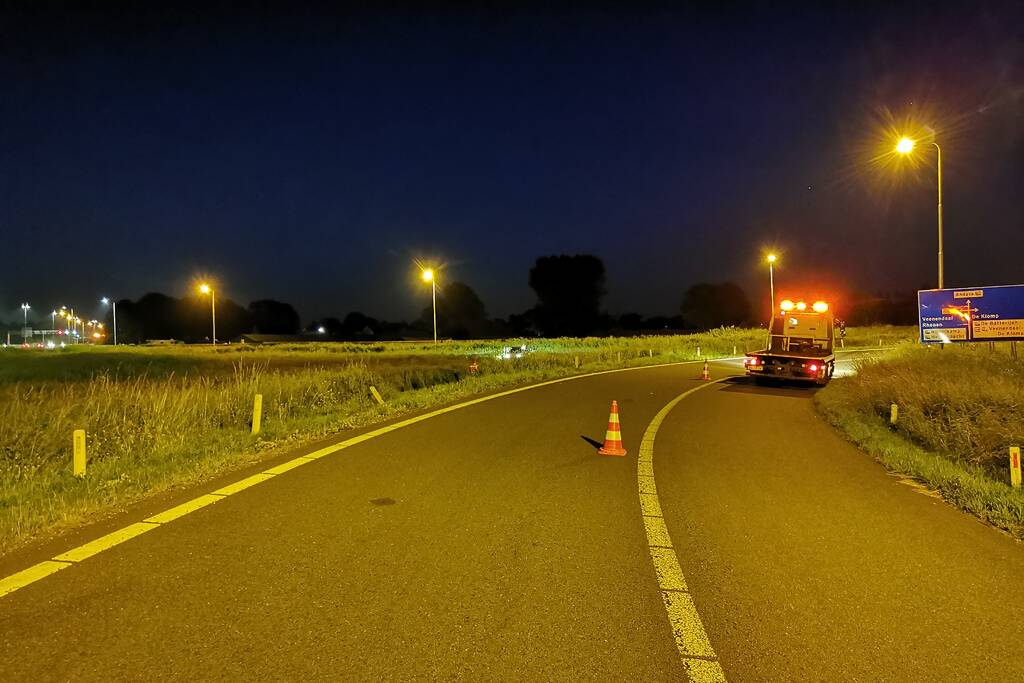 Personenauto belandt in berm bij nemen afrit