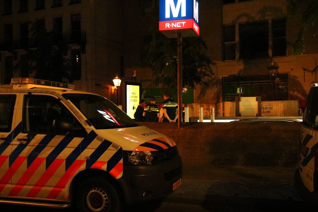 Persoon bekneld tussen metro en perron tijdens het uitstappen