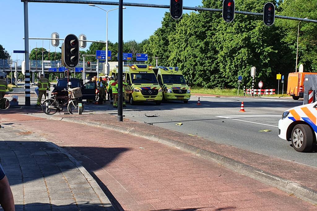Bestelwagen botst op ambulance
