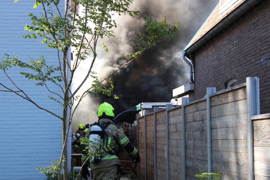 Schuur verwoest door uitslaande brand