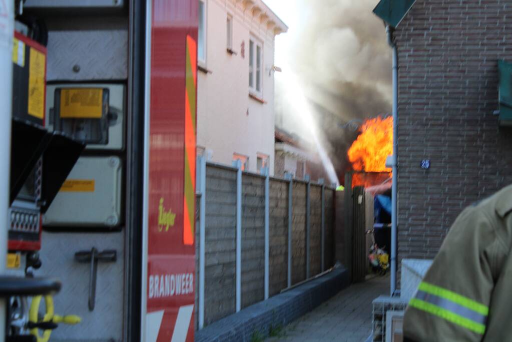 Schuur verwoest door uitslaande brand