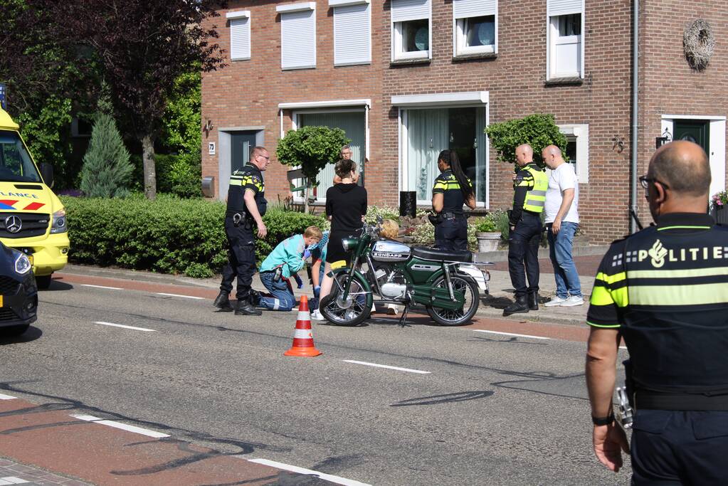 Brommerrijder onderuit bij verkeersongeval