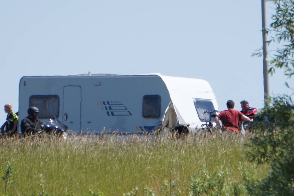 Ongeval tussen personenauto en caravan