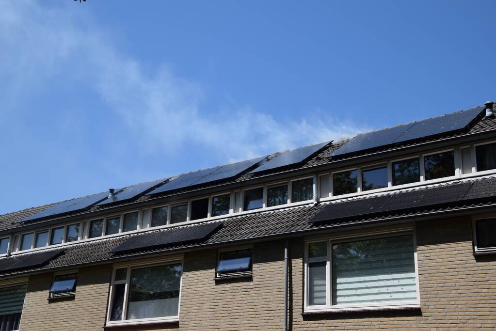 Veel rook bij brand op dak