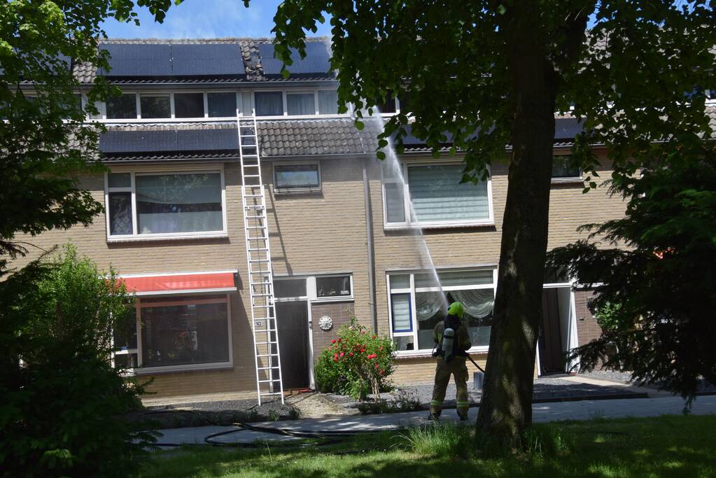 Veel rook bij brand op dak