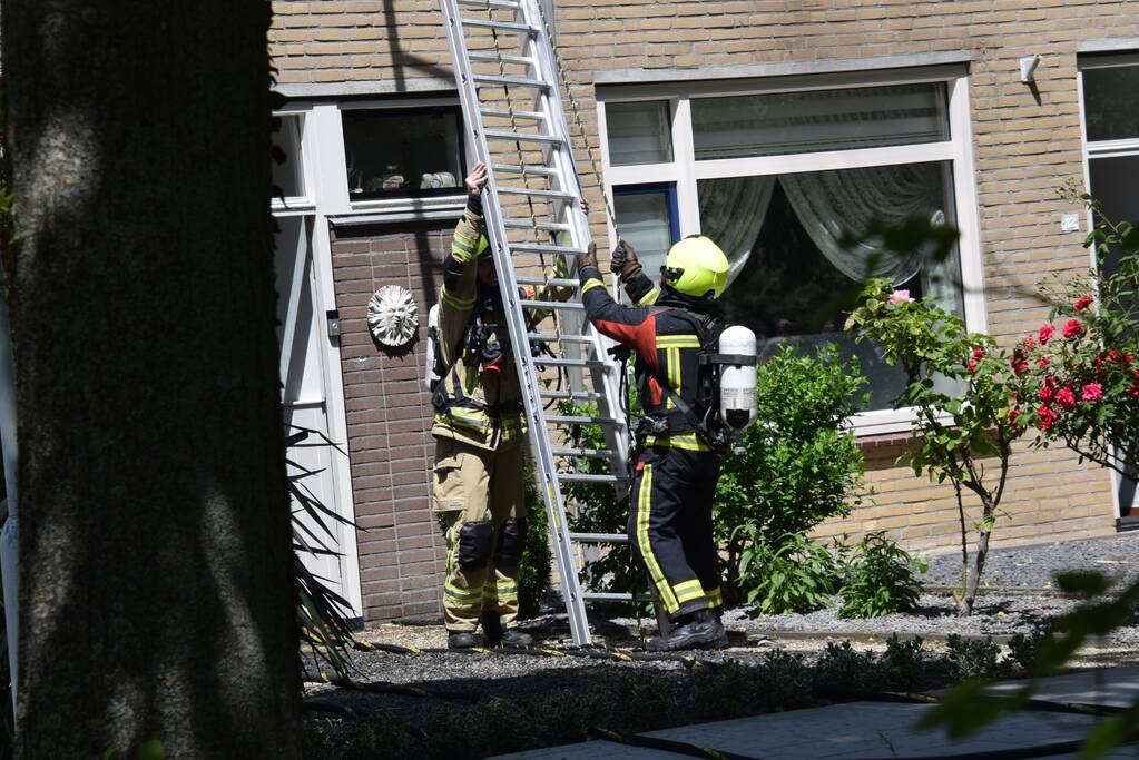 Veel rook bij brand op dak