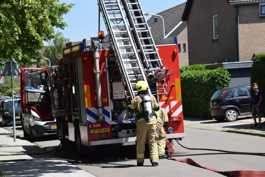 Veel rook bij brand op dak