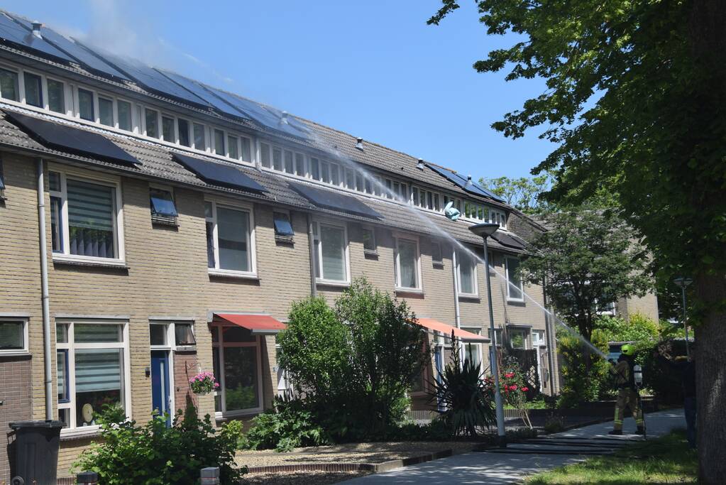 Veel rook bij brand op dak