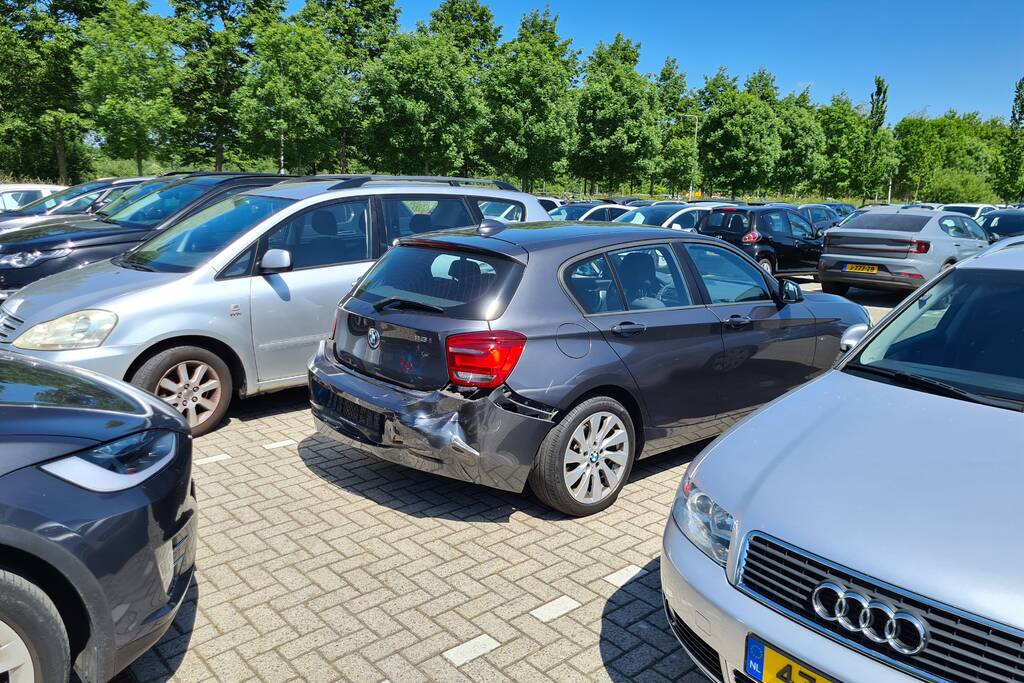 Ongeval tussen twee voertuigen op parkeerterrein