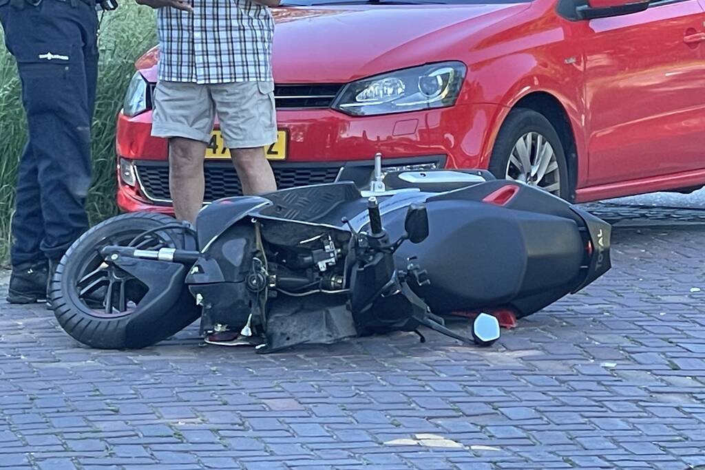 Scooterrijder gewond bij ongeval met personenauto