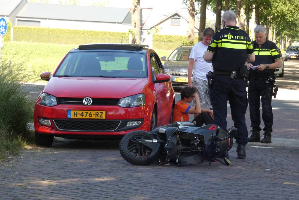 Scooterrijder gewond bij ongeval met personenauto