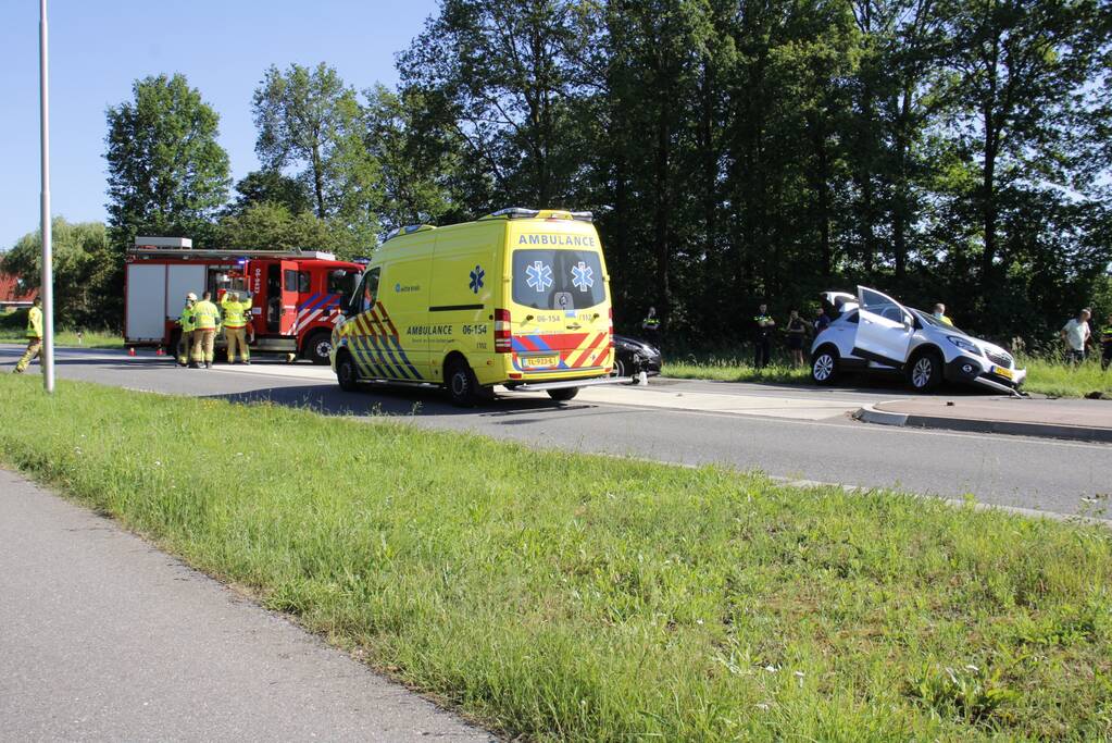 Twee personenauto's total-loss door botsing