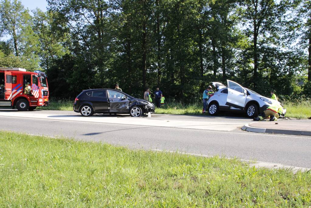 Twee personenauto's total-loss door botsing