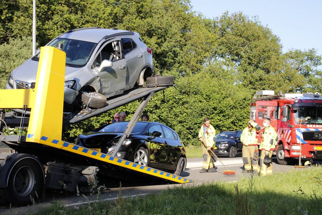 Twee personenauto's total-loss door botsing