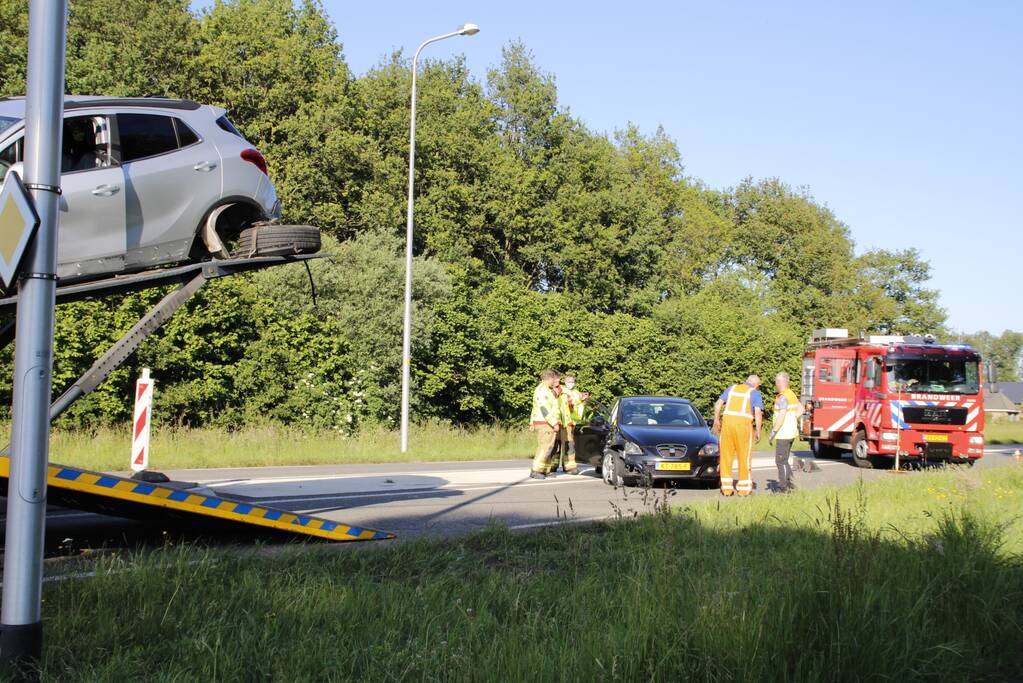Twee personenauto's total-loss door botsing