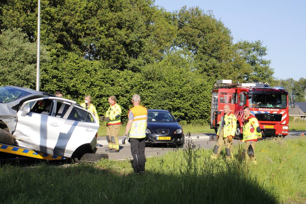 Twee personenauto's total-loss door botsing
