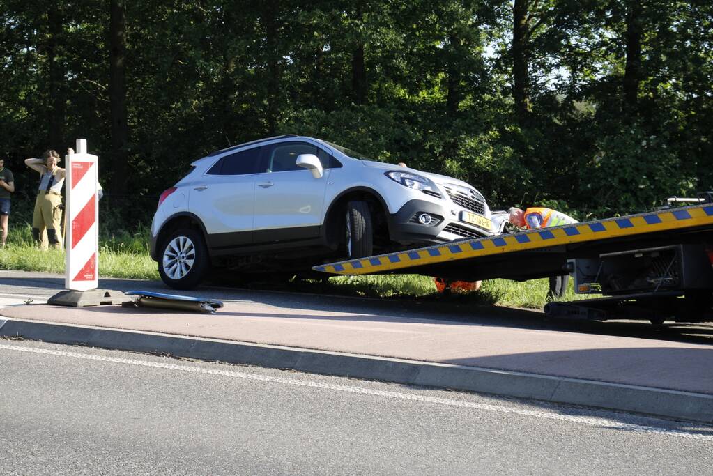 Twee personenauto's total-loss door botsing