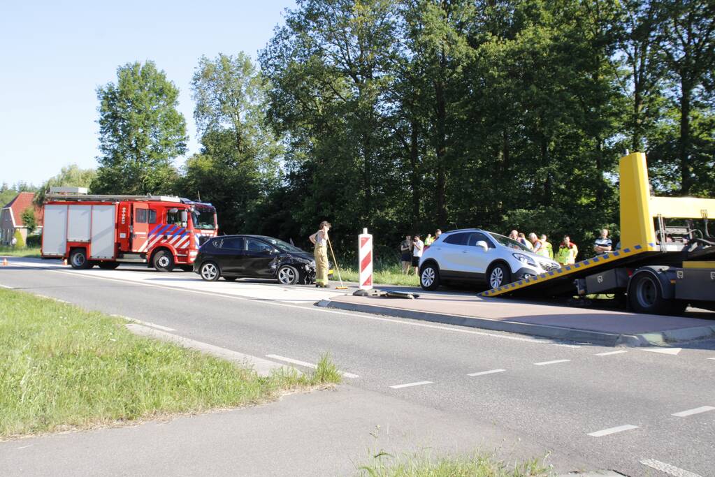 Twee personenauto's total-loss door botsing