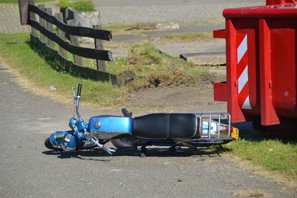 Scooterrijder ernstig gewond na val