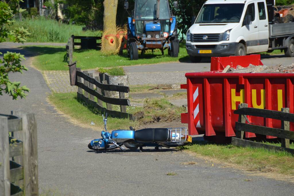 Scooterrijder ernstig gewond na val