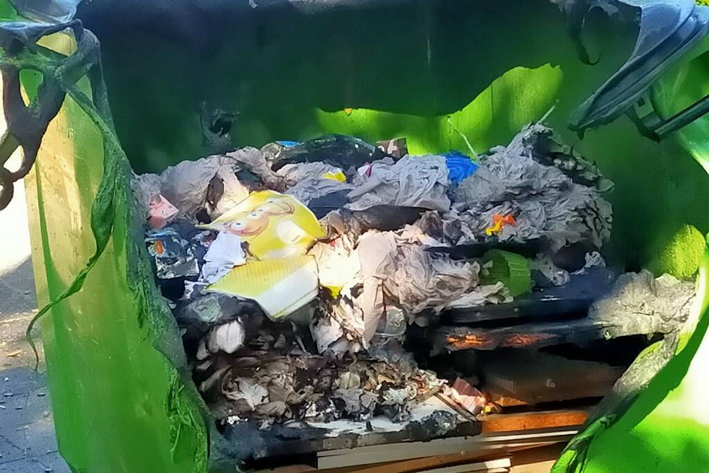 Afvalbak in brand op schoolplein