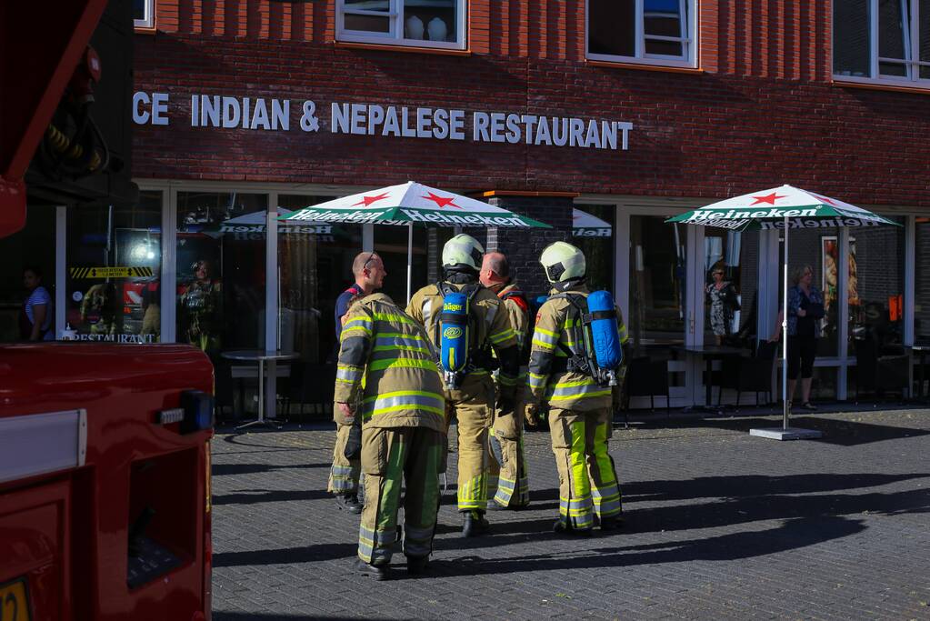 Brandweer onderzoekt brandgerucht op derde etage