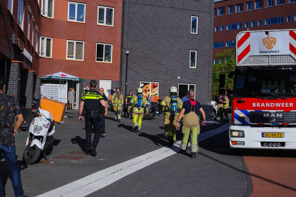 Brandweer onderzoekt brandgerucht op derde etage