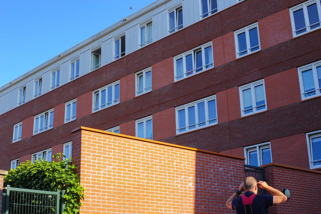 Brandweer onderzoekt brandgerucht op derde etage