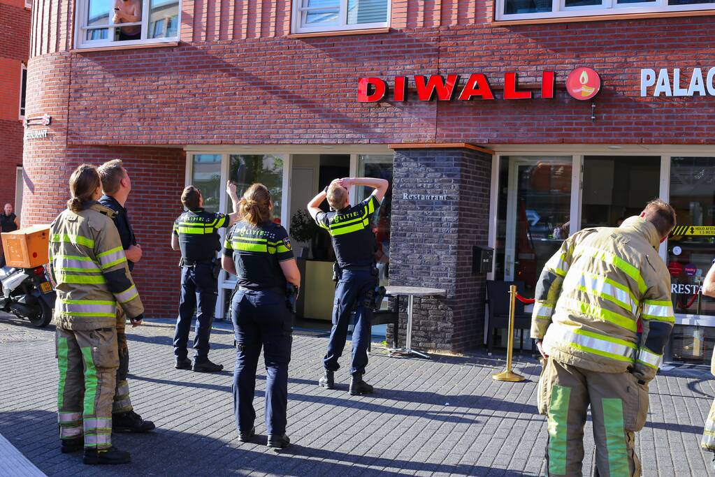 Brandweer onderzoekt brandgerucht op derde etage