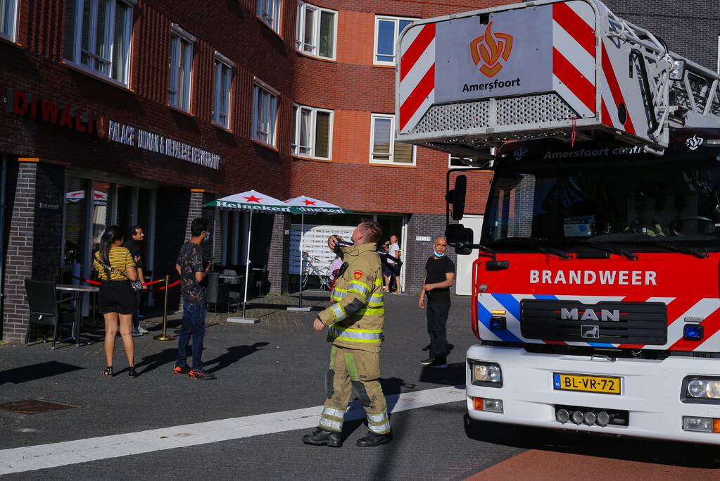 Brandweer onderzoekt brandgerucht op derde etage
