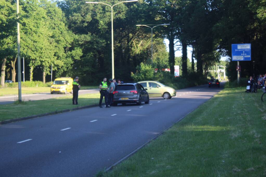 Twee personenauto's in botsing met elkaar