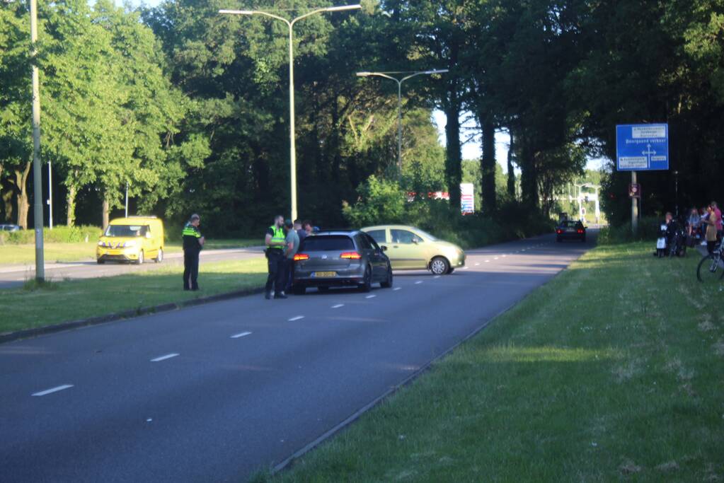 Twee personenauto's in botsing met elkaar