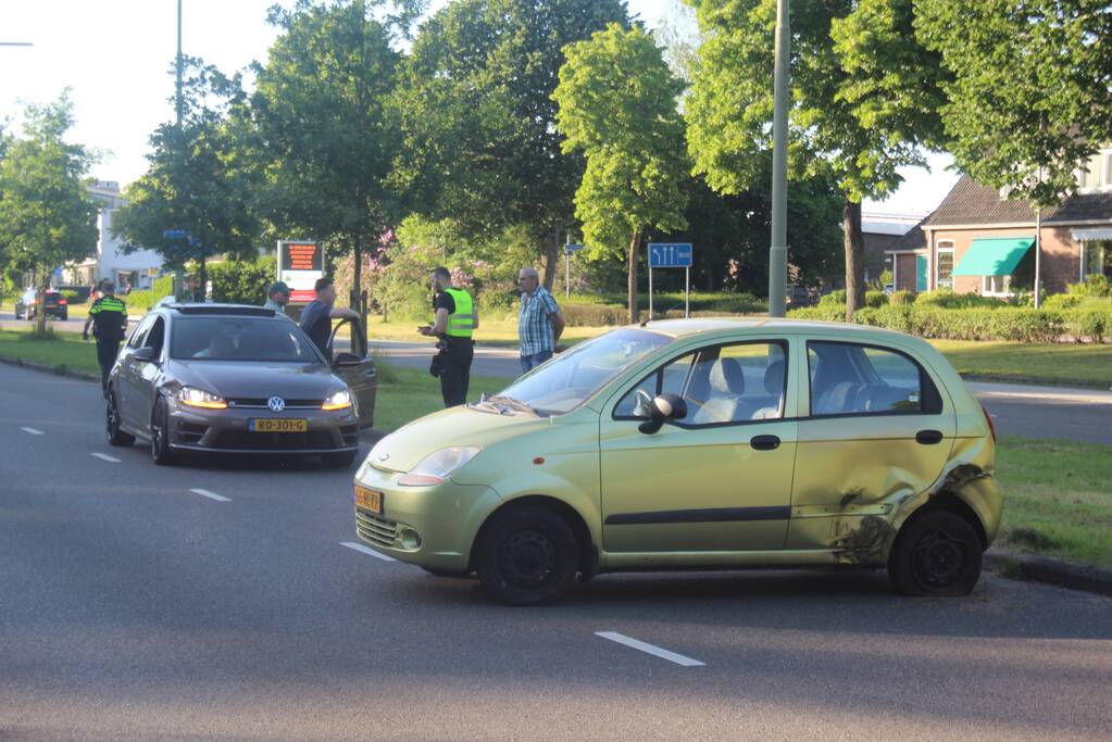 Twee personenauto's in botsing met elkaar