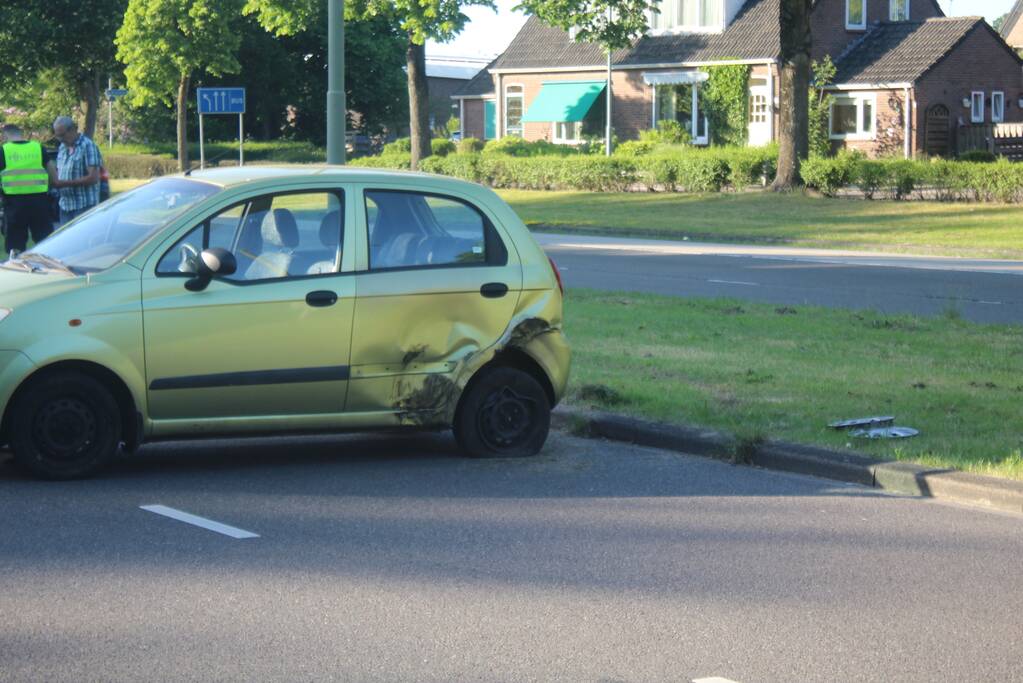 Twee personenauto's in botsing met elkaar