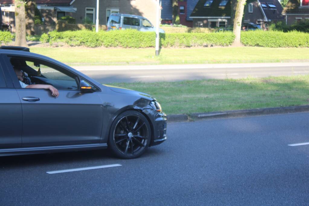 Twee personenauto's in botsing met elkaar