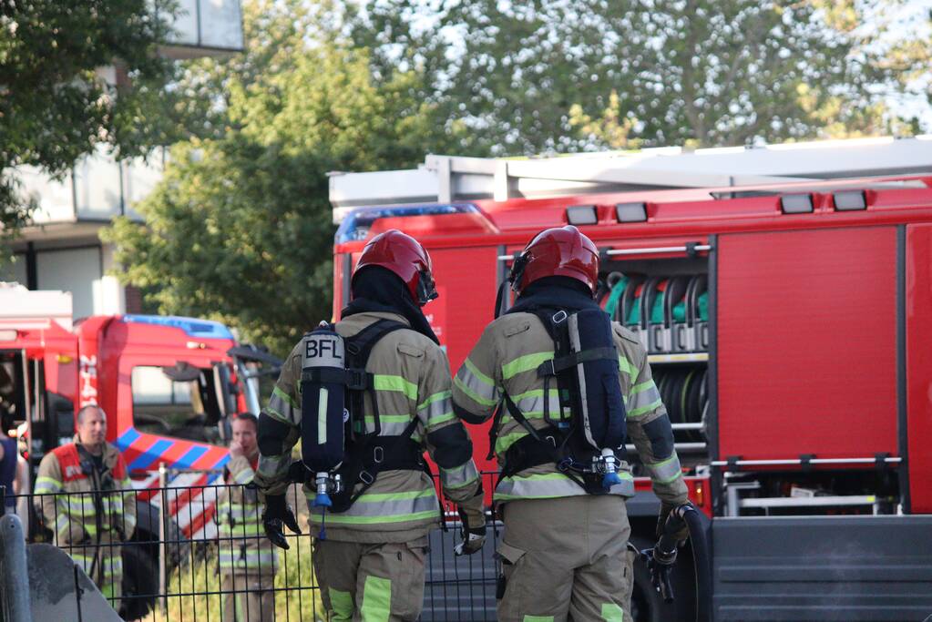 Brandweer blust brandende stapel fietsen