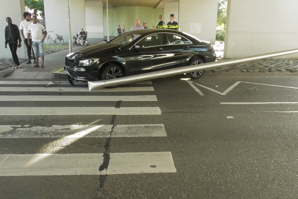 Automobilist verliest macht over het stuur en rijdt paal uit straat