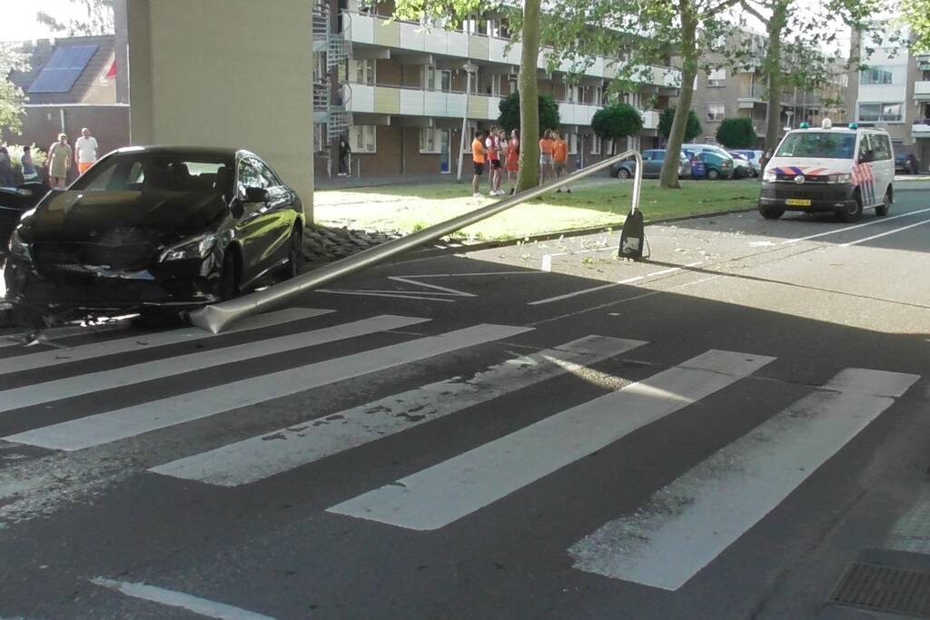 Automobilist verliest macht over het stuur en rijdt paal uit straat