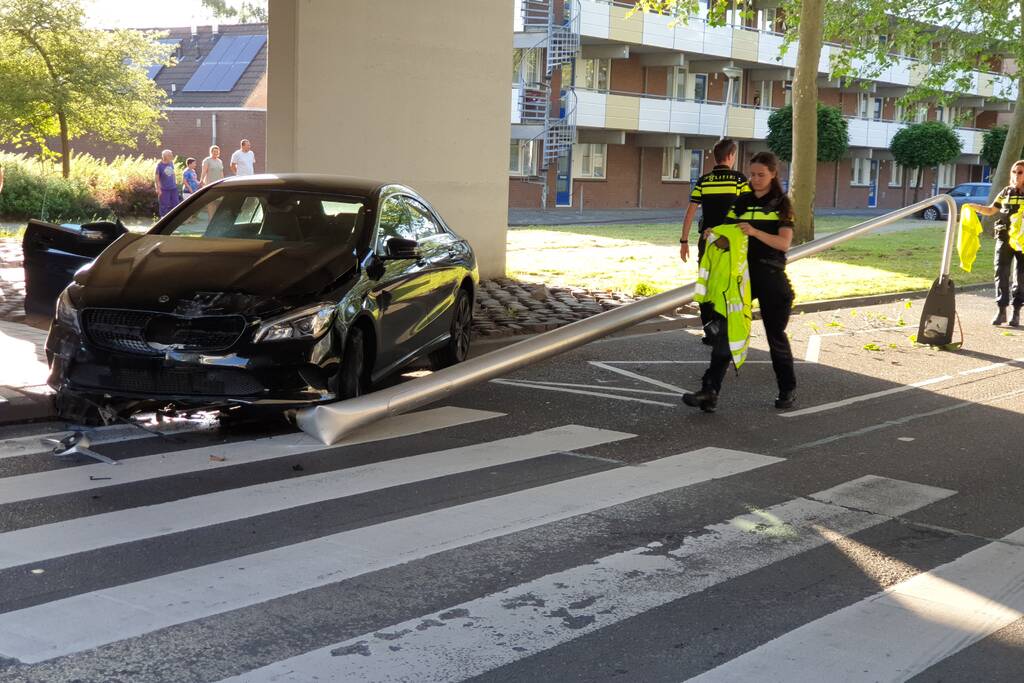 Automobilist verliest macht over het stuur en rijdt paal uit straat