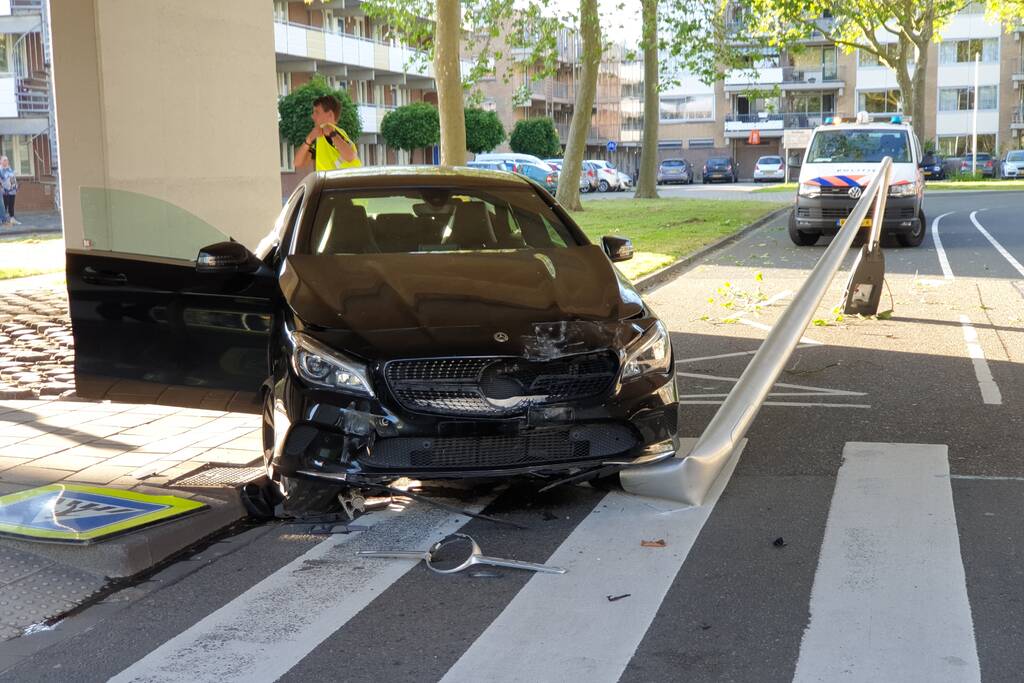 Automobilist verliest macht over het stuur en rijdt paal uit straat