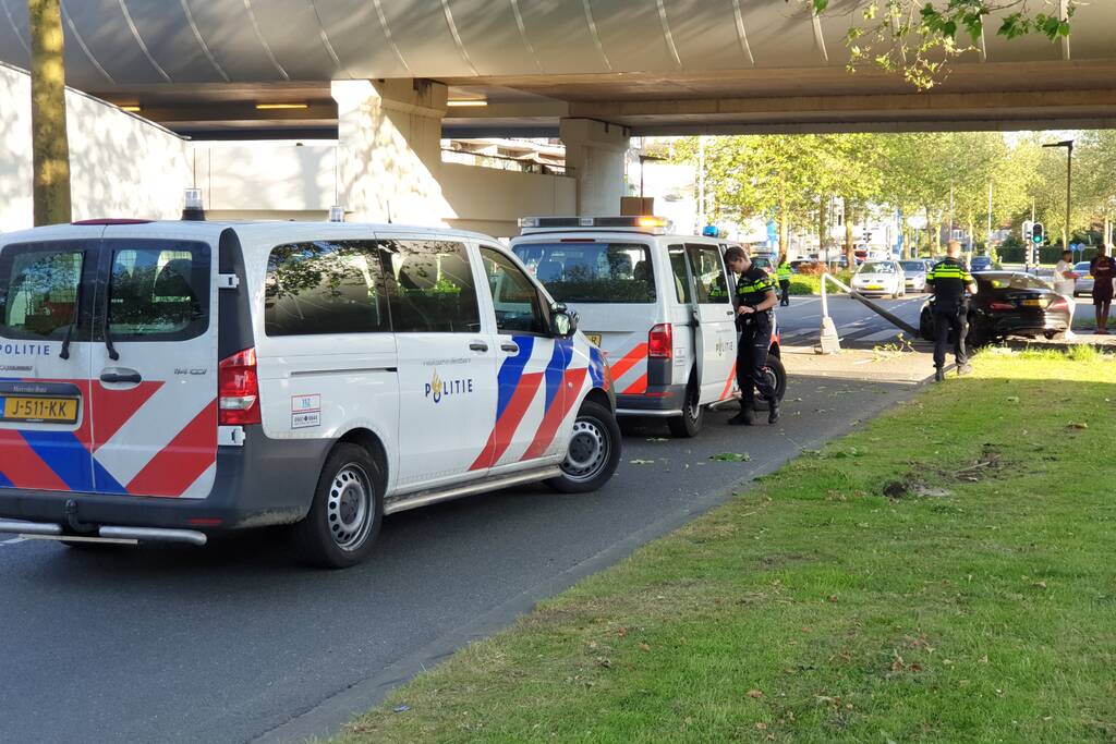 Automobilist verliest macht over het stuur en rijdt paal uit straat